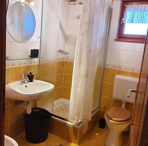 Sarkanyles Vendeghaz