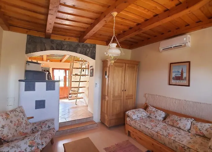 Sarkanyles Vendeghaz *