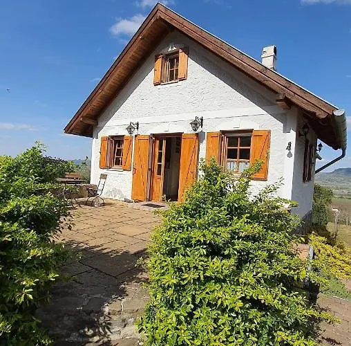 Sarkanyles Vendeghaz *