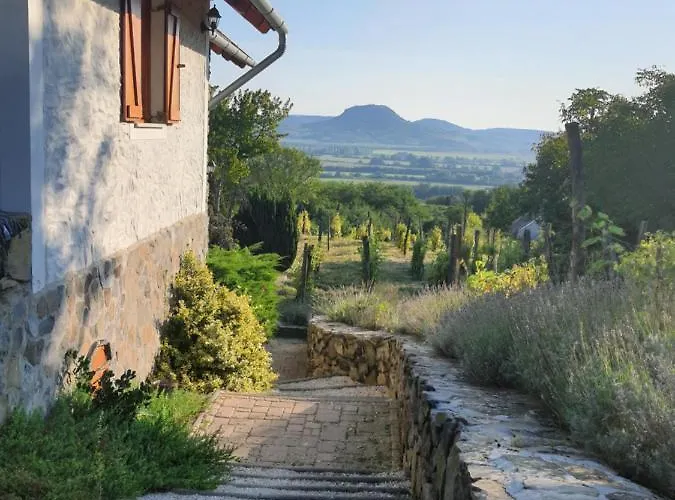 Sarkanyles Vendeghaz *