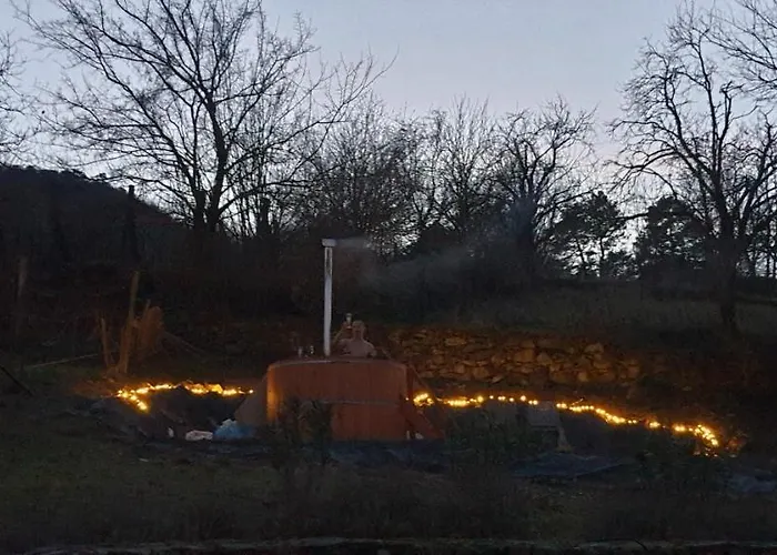 Sarkanyles Vendeghaz *